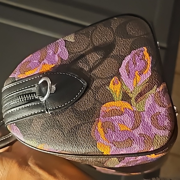 Coach Rowan - Picture 7 of 7